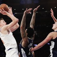 Porziņģis ar jaunu rezultativitātes rekordu sekmē nervus kutinošu 'Knicks' uzvaru