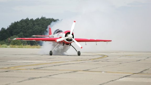 f64_airshow_090801_018