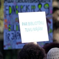 ФОТО. В Юрмале жители протестуют против закрытия библиотек