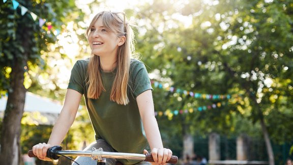 meitene sieviete velosipēds pilsēta parks vasara prieks