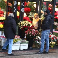 'Saktas' ziedu tirgotāji: pircēju aktivitāte mērena; 'pogas izgriež' ziedu bāzes