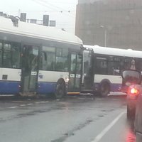 Rīgas centrā trolejbuss un autobuss nesadala ceļu