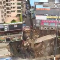 Biedējošs video: Zeme 'atveras' zem metro būvniecības laukuma Ķīnā