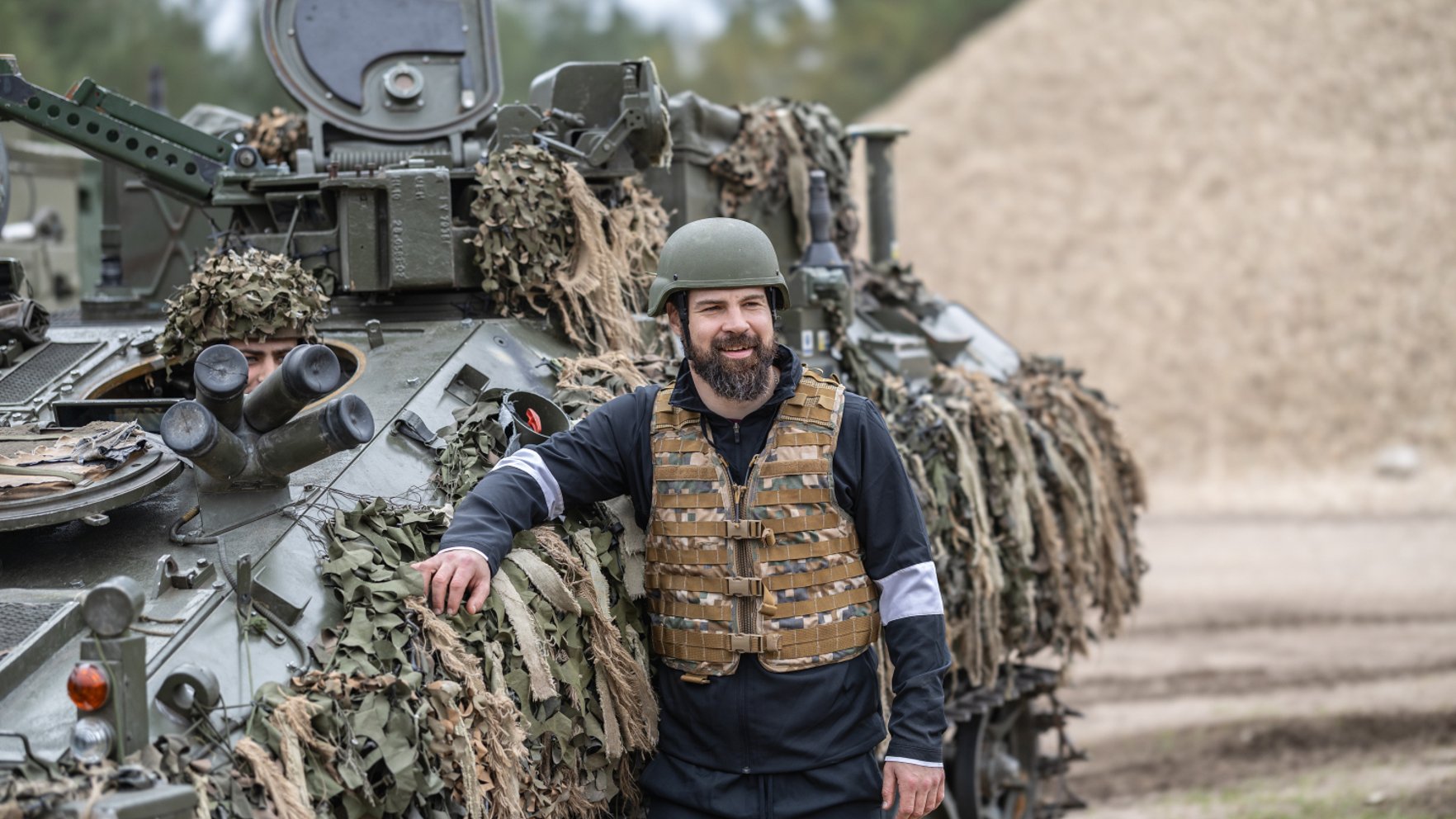 Foto: Latvijas hokeja izlase saliedējas Ādažu militārajā bāzē