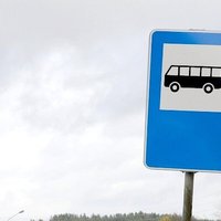 Пардаугава: водитель врезался в автобусную остановку, а затем в рекламную тумбу
