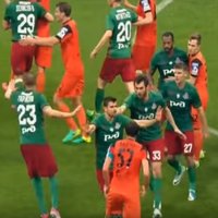 Video: Krievijas kausa finālā futbolisti sāk vicināt dūres