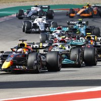 Verstapens neļauj Hamiltonam uzvarēt; 'Red Bull' triumfē arī Konstruktoru kausā