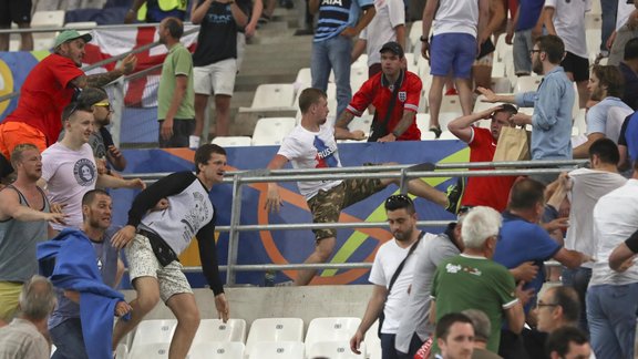  EURO 2016: Krievu fanu nekārtības Velodrome stadionā Marseļā - 4