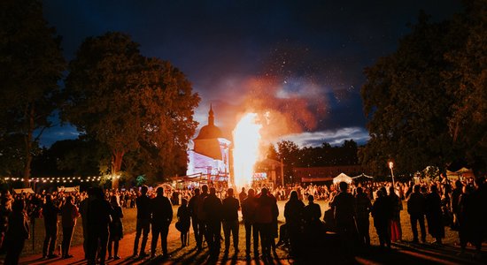 Foto: Ar dejām līdz rītam Valmiermuižā noslēdzies etnomūzikas festivāls