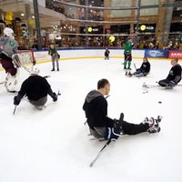 Video: Para ledus hokejs un lielais hokejs kopā vienā treniņā
