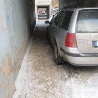 ФОТО: Автовладелец придумал, как избавить себя от чистки снега (+ ответ полиции)
