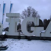 Водитель погиб, врезавшись в бетонный знак Rīga