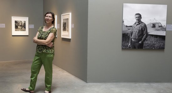 Notiks ekskursija ar fotogrāfi Intu Ruku izstādē 'Zem tām pašām debesīm'