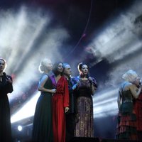 Foto: 'Arēnā Rīga' krāšņi aizvadīts svētku koncerts 'Latvijas spēka dziesmas'