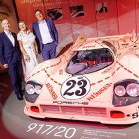 Foto: Rīgas Motormuzejā atklāj unikālu 'Porsche' vēsturisko auto izstādi