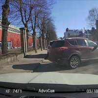 Video: Neuzmanīgs 'Toyota' šoferis Rīgā pamet stāvvietu un avarē