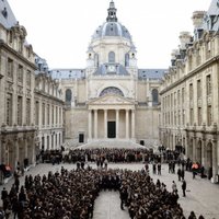Число жертв терактов в Париже возросло до 130 человек