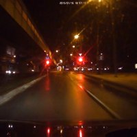 ВИДЕО: Трамвай Rīgas Satiksme едва не протаранил автомобиль