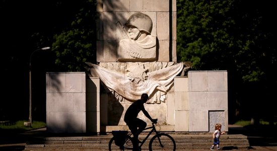 Демонтированные советские памятники готов сохранить Союз художников Латвии