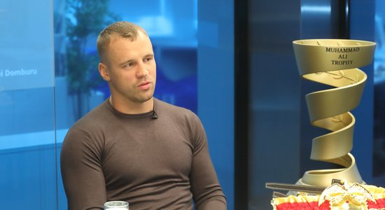 'Delfi TV ar Jāni Domburu' atbild Mairis Briedis. Pilns ieraksts