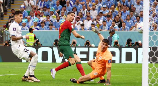 Португалия вышла в плей-офф после победы над Уругваем. У Роналду отняли гол