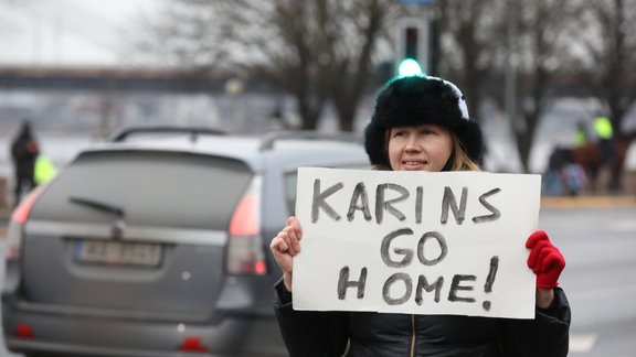 11. novembra krastmalā notiek protests pret Covid-19 ierobežojumiem - 19