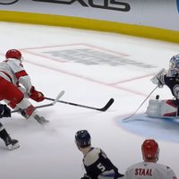 Video: Merzļikinam viens no NHL nedēļas skaistākajiem atvairītajiem metieniem