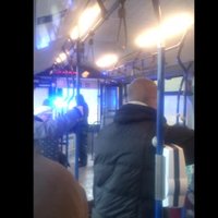 ВИДЕО: Сотрудник полиции в автобусе ударил пенсионера-инвалида (дополнено)