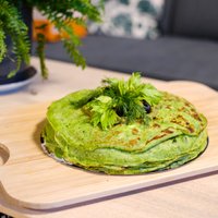 Spinātu pankūku torte ar avokado krēmu un lasi