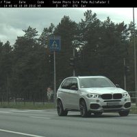 ФОТО: За секунду фоторадар "поймал" сразу двух лихачей на BMW