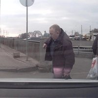 Video: Pie Centrāltirgus nestabils vīrietis pakrīt zem automašīnas