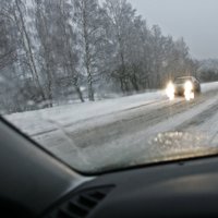 Daudzviet Latvijā autoceļi sniegoti un apledo, brīdina LVC