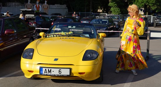 Foto: Pie Āgenskalna tirgus pulcējušies itāļu un franču klasiskie auto