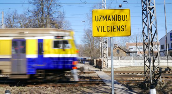 Invalīdiem, bāreņiem un politiski represētajiem transportā biļete būs jāpērk par pilnu maksu; vēlāk to kompensēs