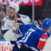 Video: Girgensons izvicina dūres ar pretinieku no "Maple Leafs"