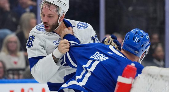 Video: Girgensons izvicina dūres ar pretinieku no "Maple Leafs"