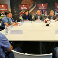 Foto: LFF vadība, Starkovs un virslīgas klubu treneri pārrunā aktuālos jautājumus