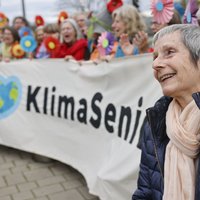 2000 sieviešu tiesā iesūdz Šveici par klimata pārmaiņu ietekmi uz cilvēktiesībām