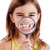 Vai arī tu baidies no fluora? Mīti un realitāte par piena zobu tīrīšanu un fluorīdu