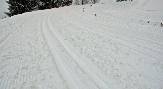 Slēpotājs Liepiņš apsteidz divus pretiniekus PK pirmajās sacensībās