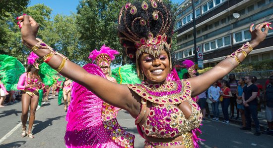 Foto: Londonā krāšņi aizvadīts izdaudzinātais Notinghilas karnevāls