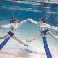 Pārsteidzoši foto: TDA 'Dancis' dejotāji sarīko fotosesiju zem ūdens