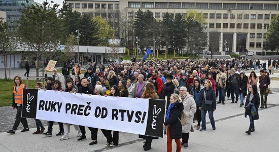 Slovāki sargā sabiedriskos medijus, izveidojot dzīvo ķēdi