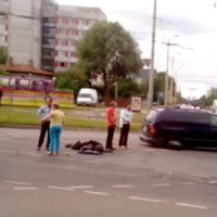 ВИДЕО: Утром в Пурвциемсе водитель сбил мотоциклиста