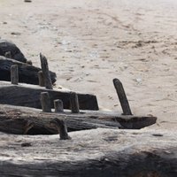 Daugavgrīvas pludmalē izskalotais senā kuģa vraka fragments nogādāts krastā