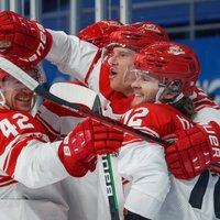 Dānijas hokejisti atstāj šveiciešus bez uzvarām un izcīna otro vietu grupā