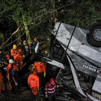 В Индонезии школьный автобус сорвался в пропасть, есть погибшие