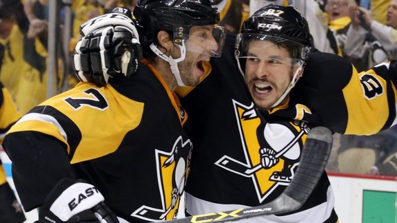 Pittsburgh Penguins center Matt Cullen and center Sidney Crosby