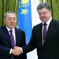 Porošenko un Nazarbajevs vienojas par militāro sadarbību