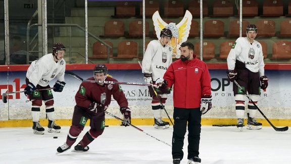 Latvijas hokeja izlases treneri vārtsargu spēlei pret Itāliju neatklāj